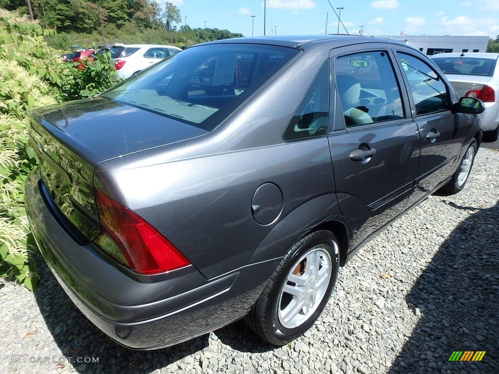 2003 Focus SE Sedan - Liquid Grey Metallic / Medium Graphite photo #4