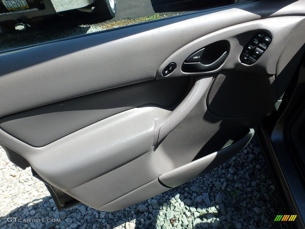 2003 Focus SE Sedan - Liquid Grey Metallic / Medium Graphite photo #11