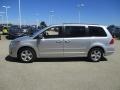 2011 Mercury Silver Metallic Volkswagen Routan SE  photo #4