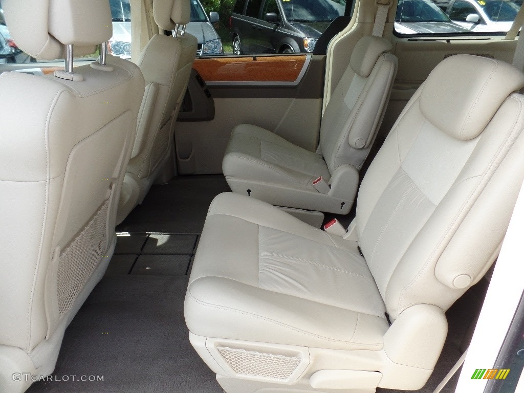 2010 Town & Country Limited - Clearwater Blue Pearl / Medium Pebble Beige/Cream photo #5