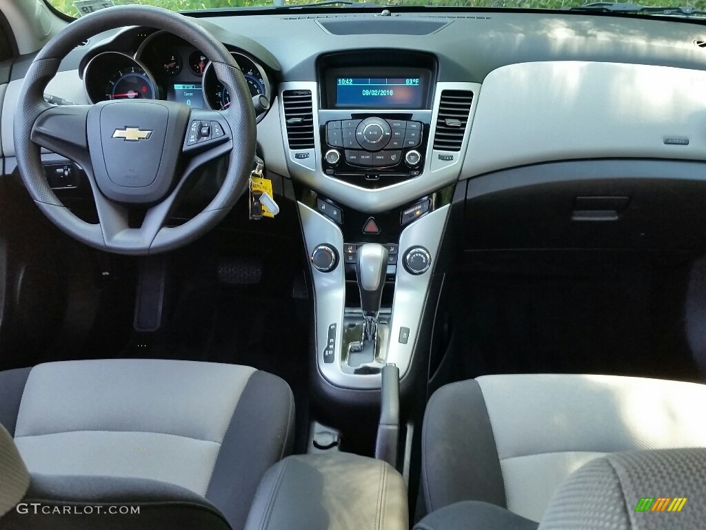 2014 Cruze LS - Rainforest Green Metallic / Jet Black/Medium Titanium photo #20