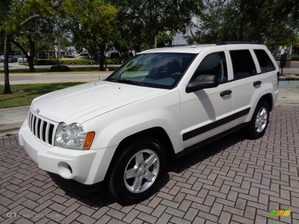 2006 Grand Cherokee Laredo - Stone White / Medium Slate Gray photo #50