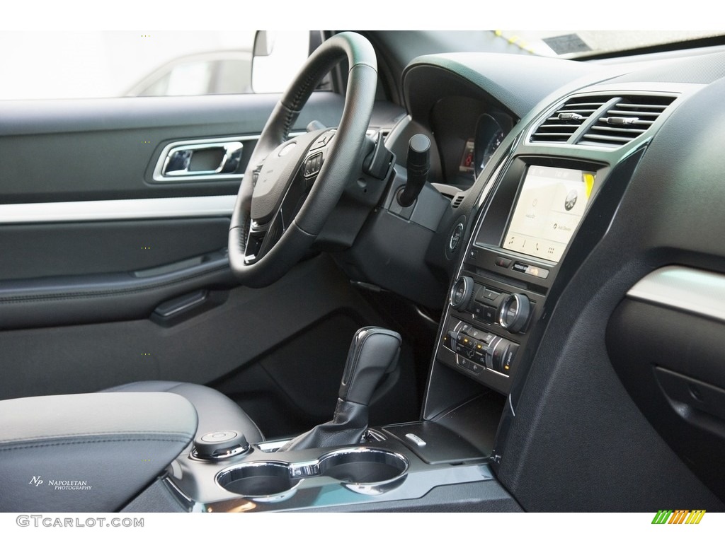 2017 Explorer XLT 4WD - Shadow Black / Ebony Black photo #8