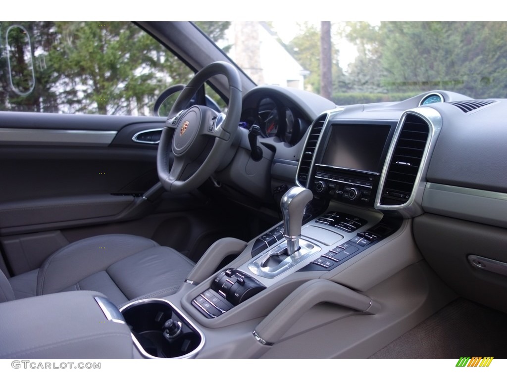 2014 Porsche Cayenne GTS Controls Photos
