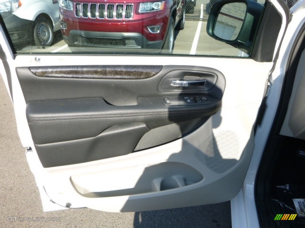 2017 Dodge Grand Caravan SE Door Panel Photos