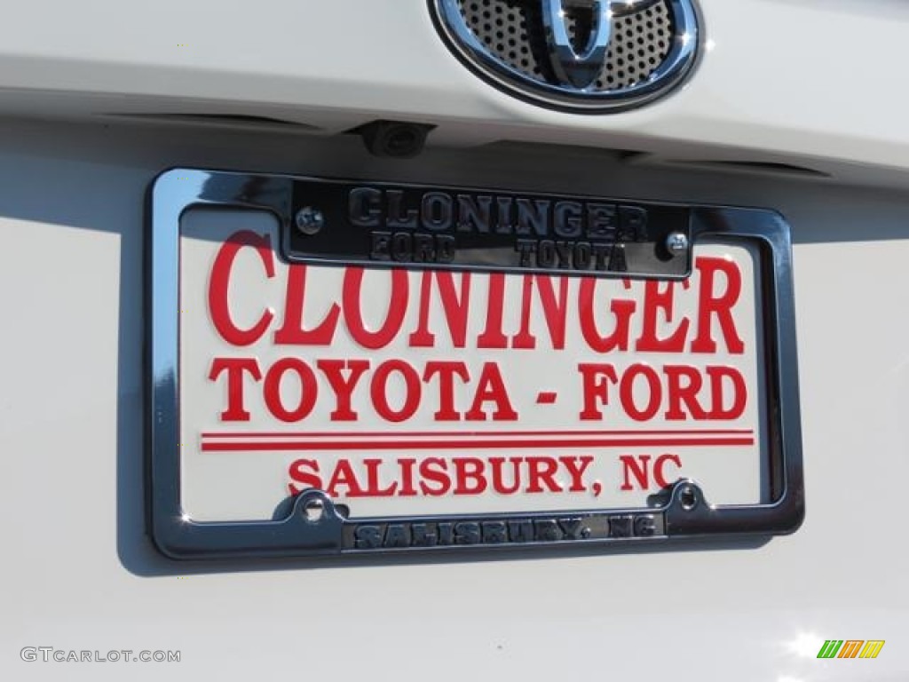 2016 RAV4 LE AWD - Super White / Black photo #25