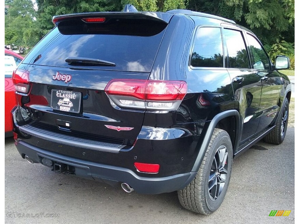 2017 Grand Cherokee Trailhawk 4x4 - Diamond Black Crystal Pearl / Black photo #2