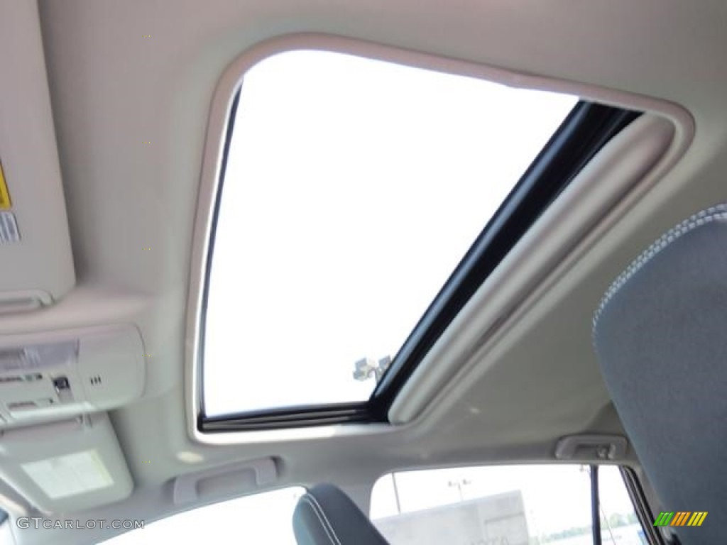 2016 RAV4 XLE - Black Currant Metallic / Black photo #11