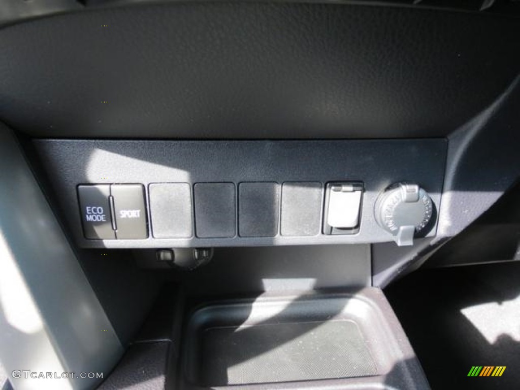 2016 RAV4 XLE - Black Currant Metallic / Black photo #18