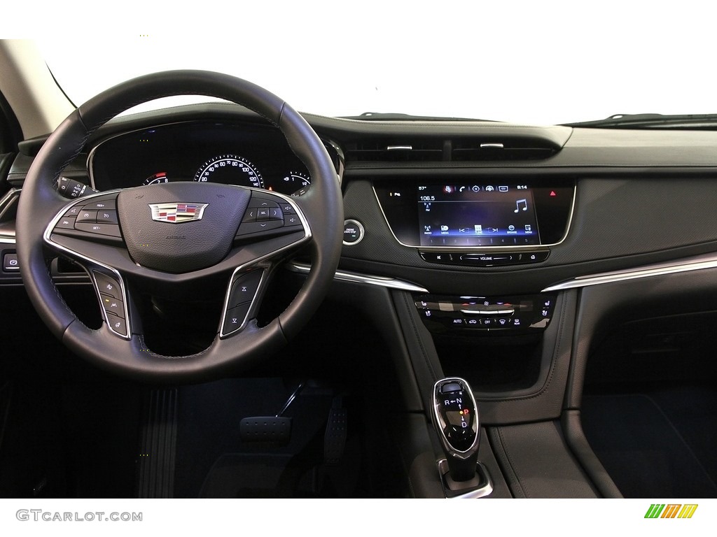 2017 Cadillac XT5 Premium Luxury Dashboard Photos