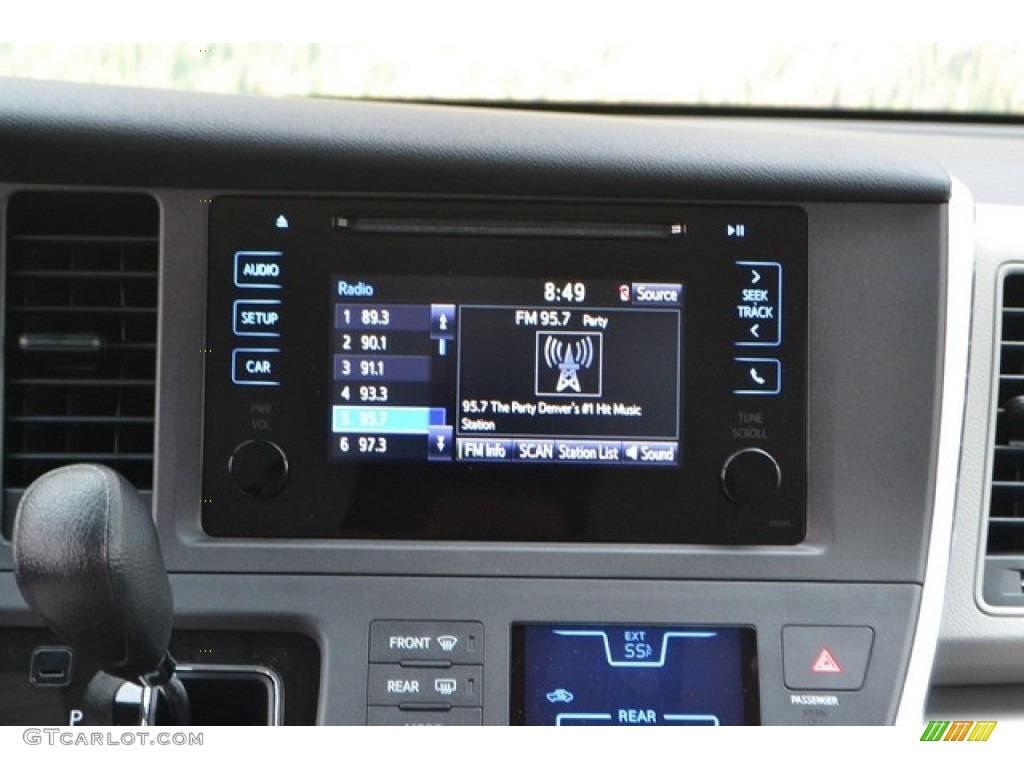 2017 Toyota Sienna L Controls Photo #115700550