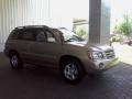 2004 Vintage Gold Metallic Toyota Highlander I4  photo #4