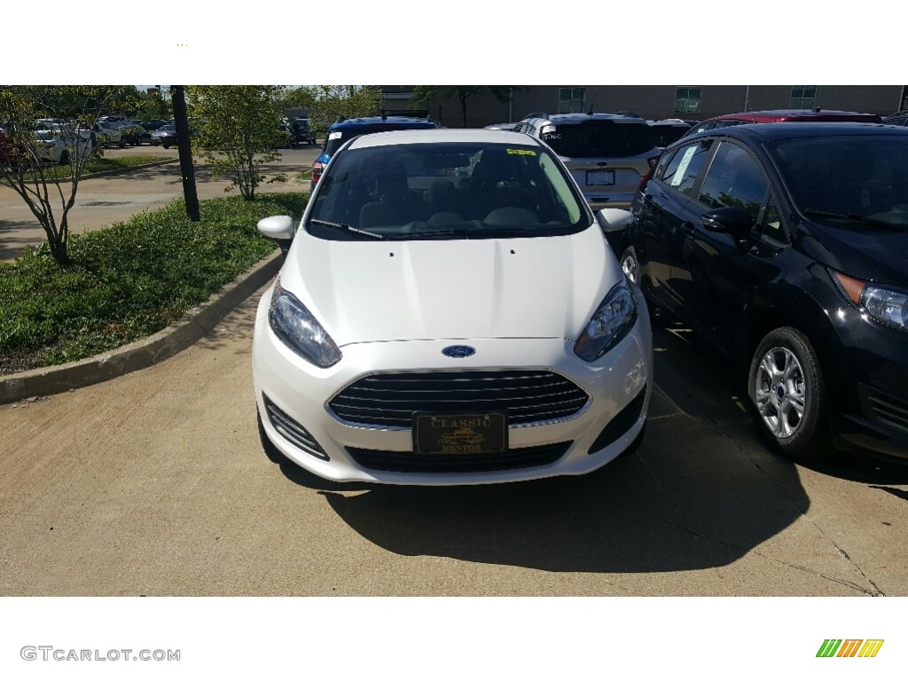 2016 Fiesta SE Sedan - White Platinum Metallic Tri-coat / Charcoal Black photo #2