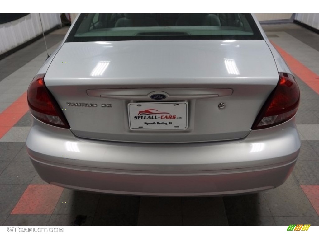 2004 Taurus SE Sedan - Silver Frost Metallic / Dark Charcoal photo #48