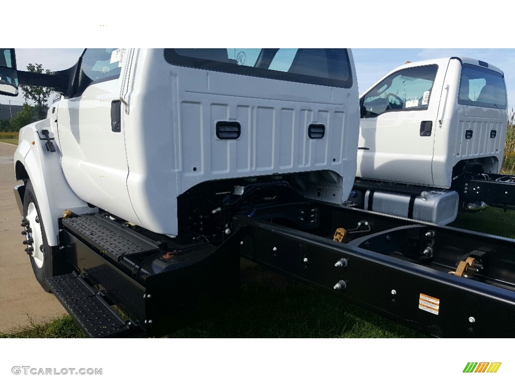 2017 F650 Super Duty Regular Cab Chassis - Oxford White / Earth Gray photo #7