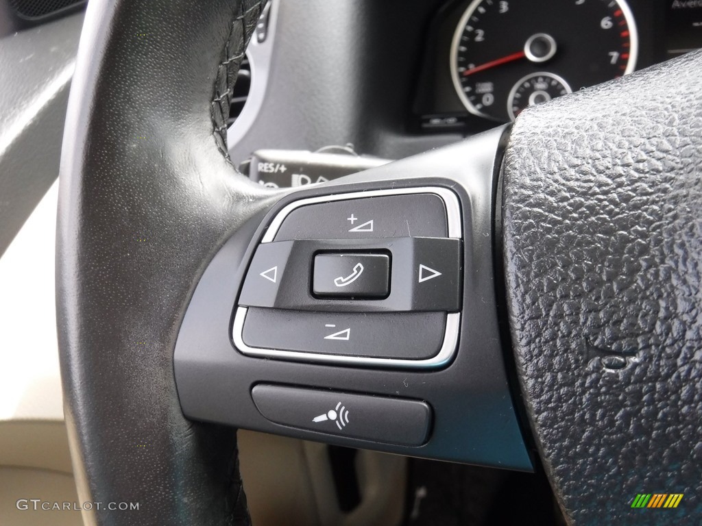 2013 Volkswagen Tiguan SE 4Motion Controls Photos