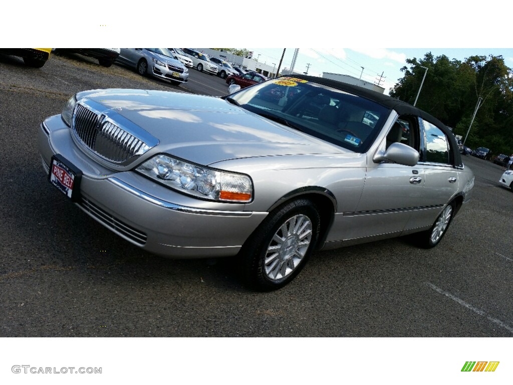 2003 Town Car Signature - Silver Birch Metallic / Dark Stone/Medium Light Stone photo #3