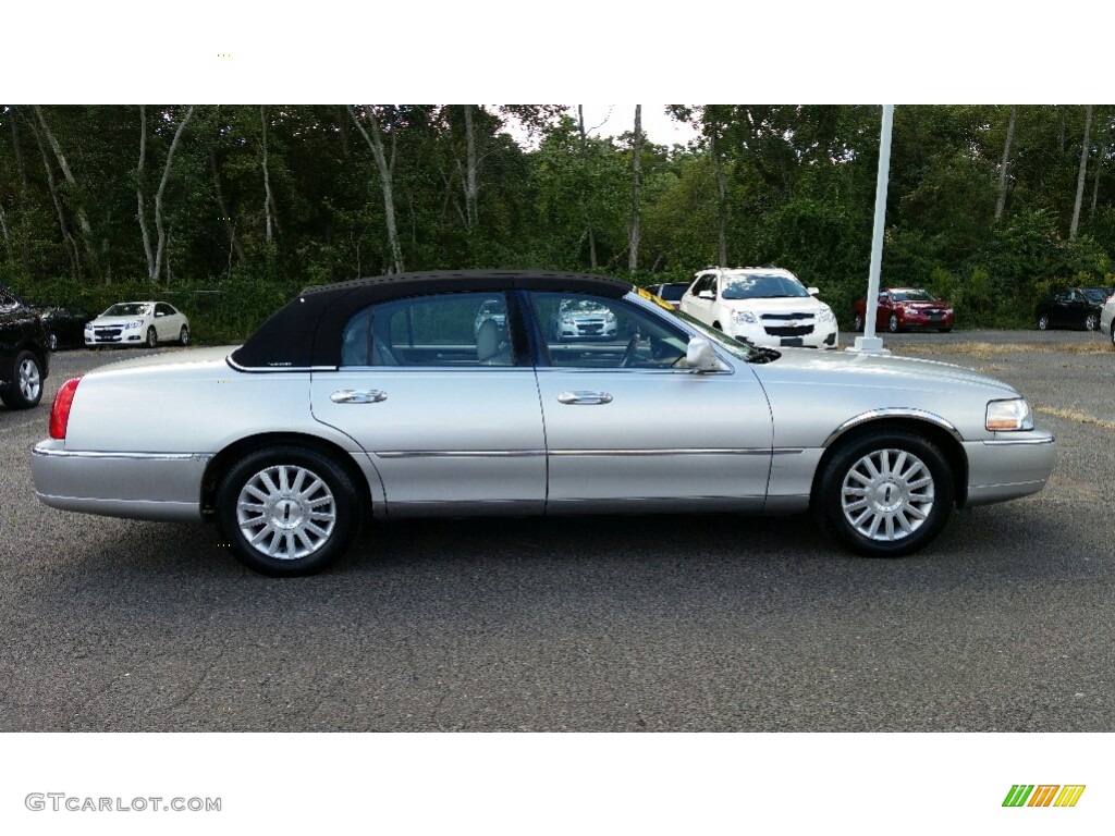 2003 Town Car Signature - Silver Birch Metallic / Dark Stone/Medium Light Stone photo #5