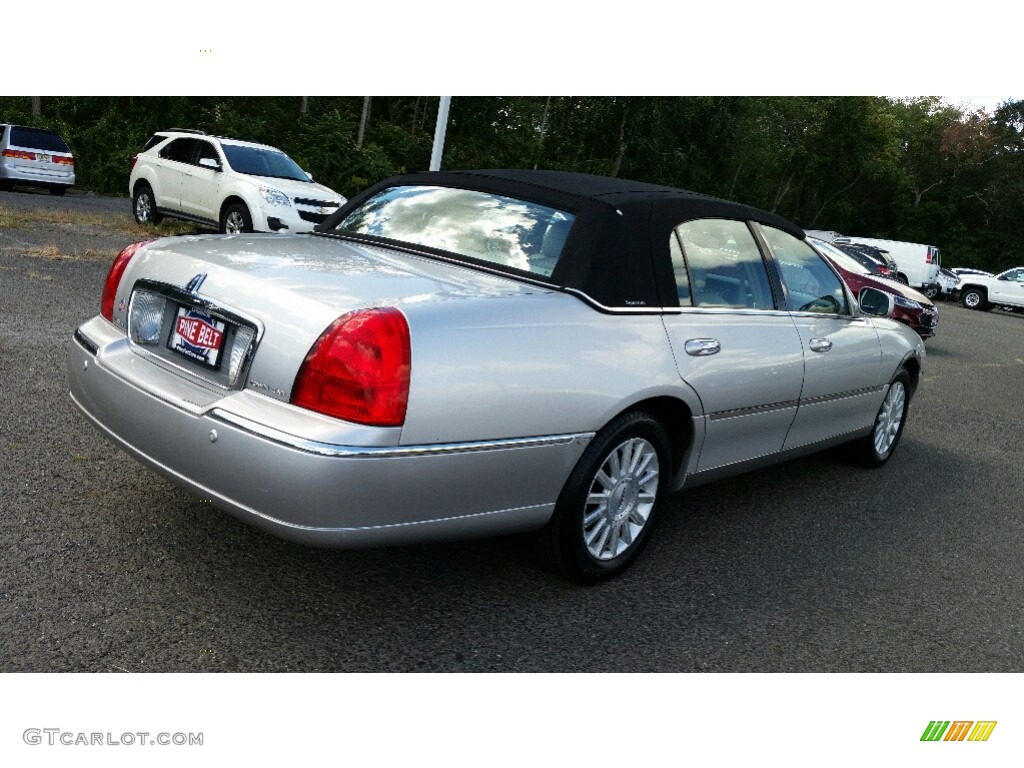 2003 Town Car Signature - Silver Birch Metallic / Dark Stone/Medium Light Stone photo #7