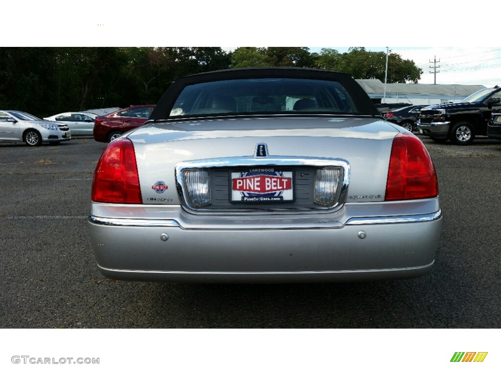 2003 Town Car Signature - Silver Birch Metallic / Dark Stone/Medium Light Stone photo #8