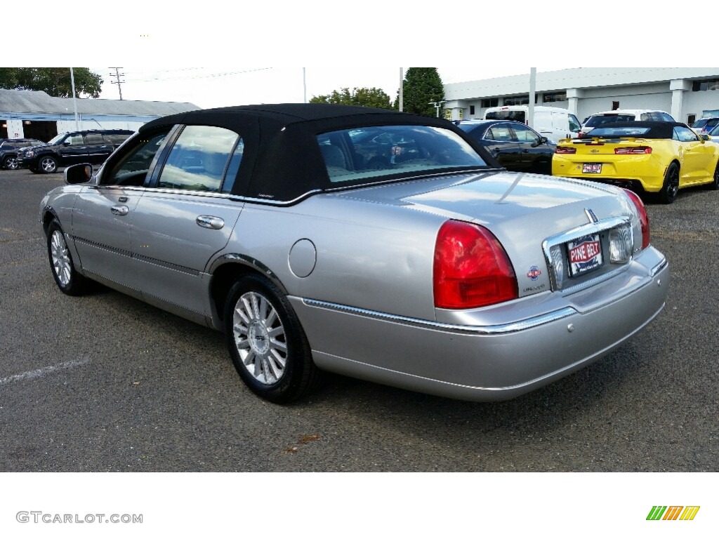 2003 Town Car Signature - Silver Birch Metallic / Dark Stone/Medium Light Stone photo #9