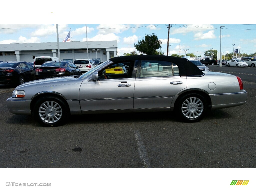2003 Town Car Signature - Silver Birch Metallic / Dark Stone/Medium Light Stone photo #10