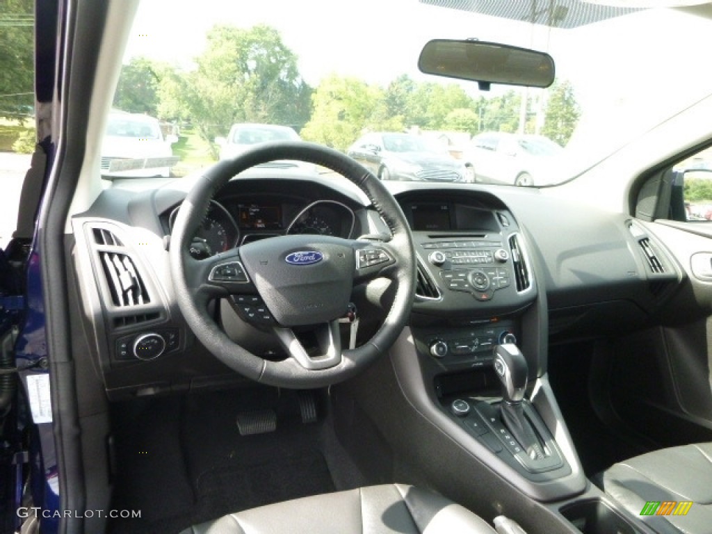2016 Ford Focus SE Hatch Dashboard Photos