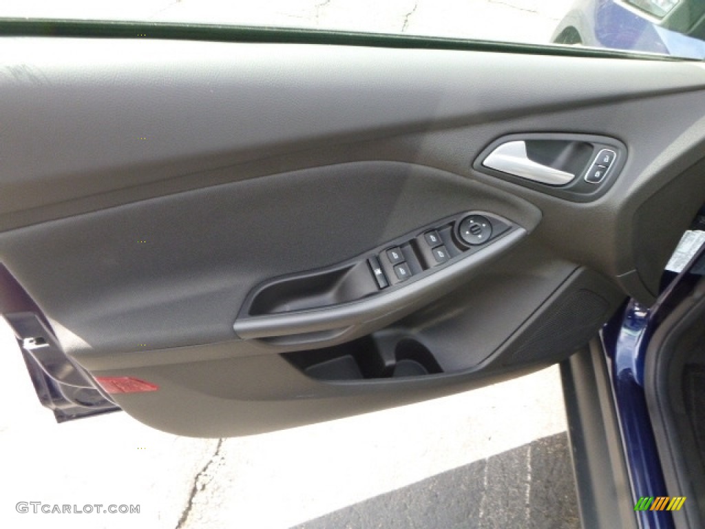 2016 Ford Focus SE Hatch Door Panel Photos