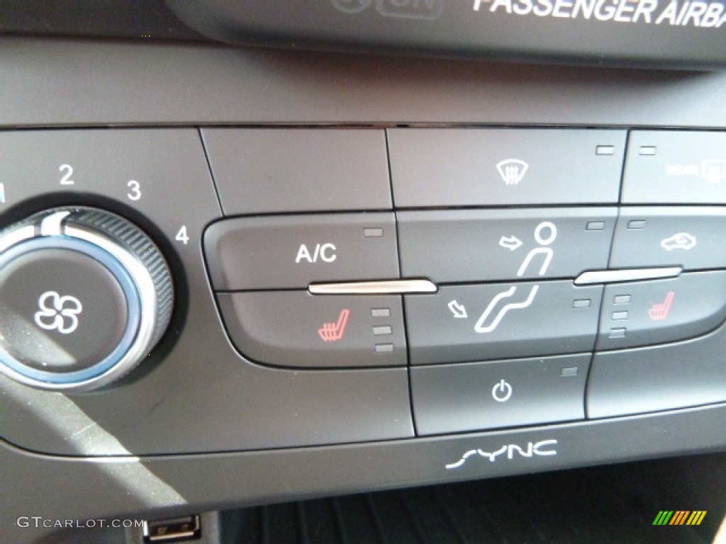 2016 Ford Focus SE Hatch Controls Photo #115787447