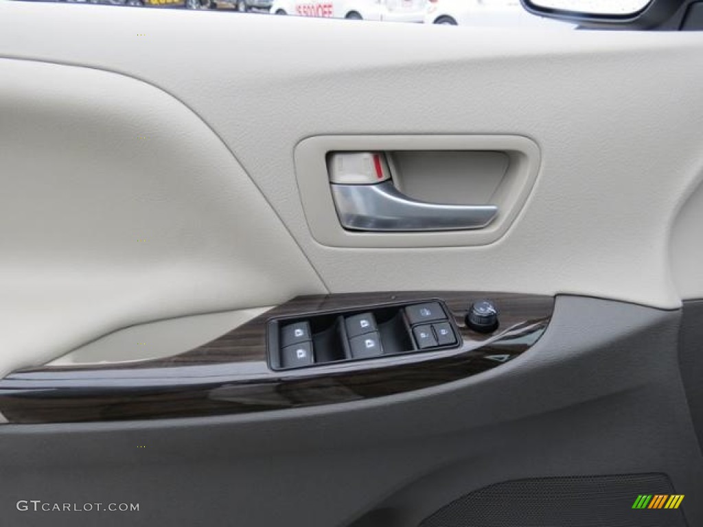 2017 Toyota Sienna XLE Door Panel Photos