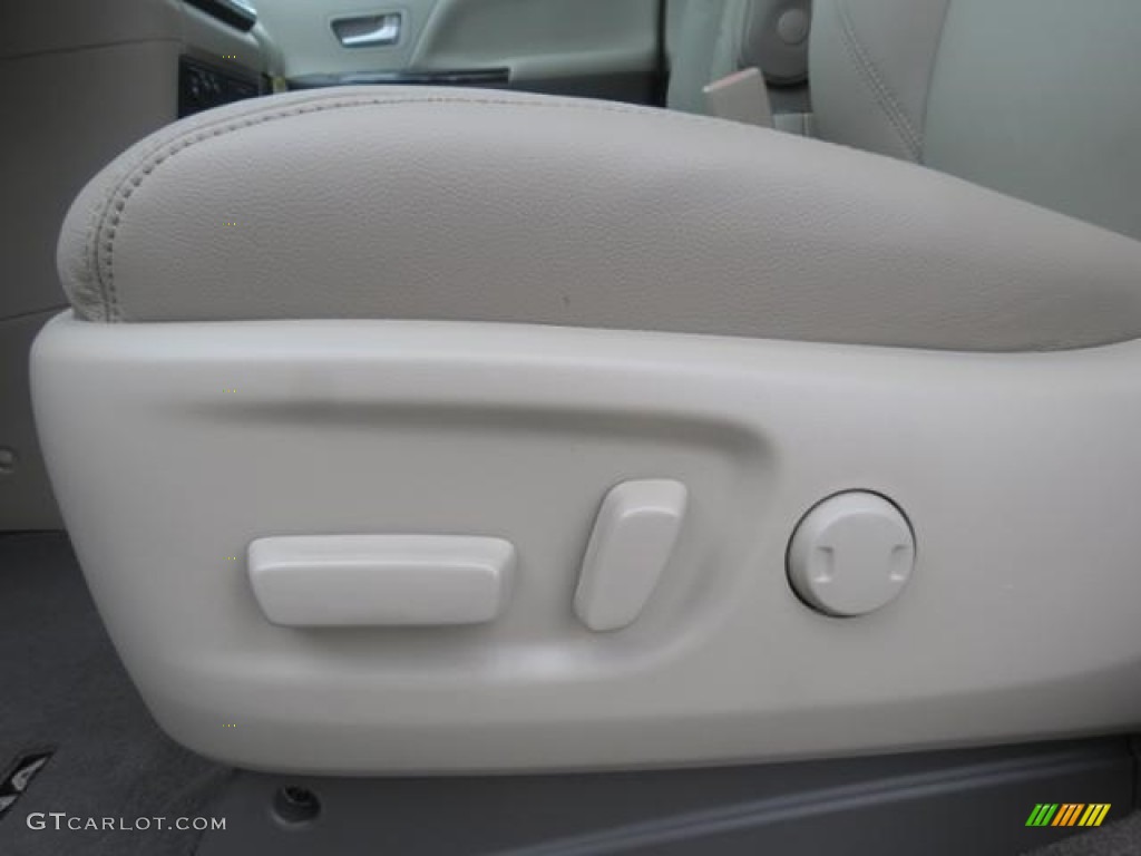 2017 Toyota Sienna XLE Controls Photo #115842679