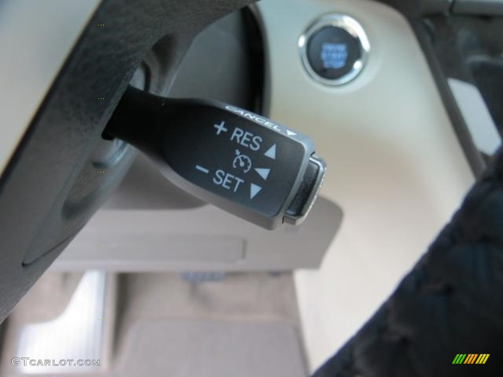 2017 Toyota Sienna XLE Controls Photo #115842769