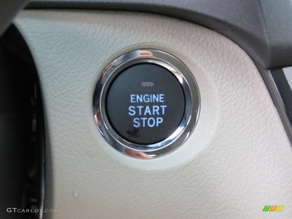 2017 Toyota Sienna XLE Controls Photo #115842820