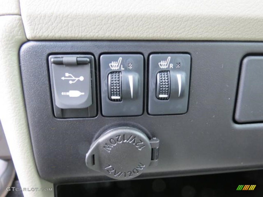 2017 Toyota Sienna XLE Controls Photo #115842907