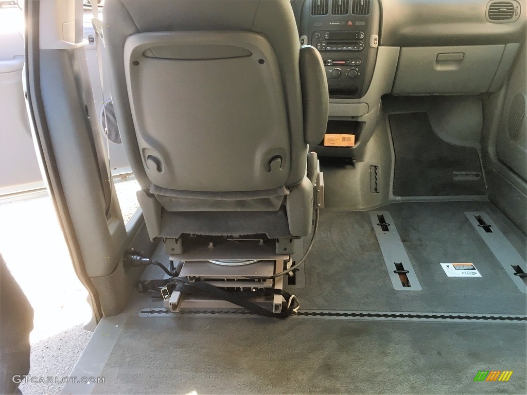 2005 Grand Caravan SE - Butane Blue Pearl / Medium Slate Gray photo #17