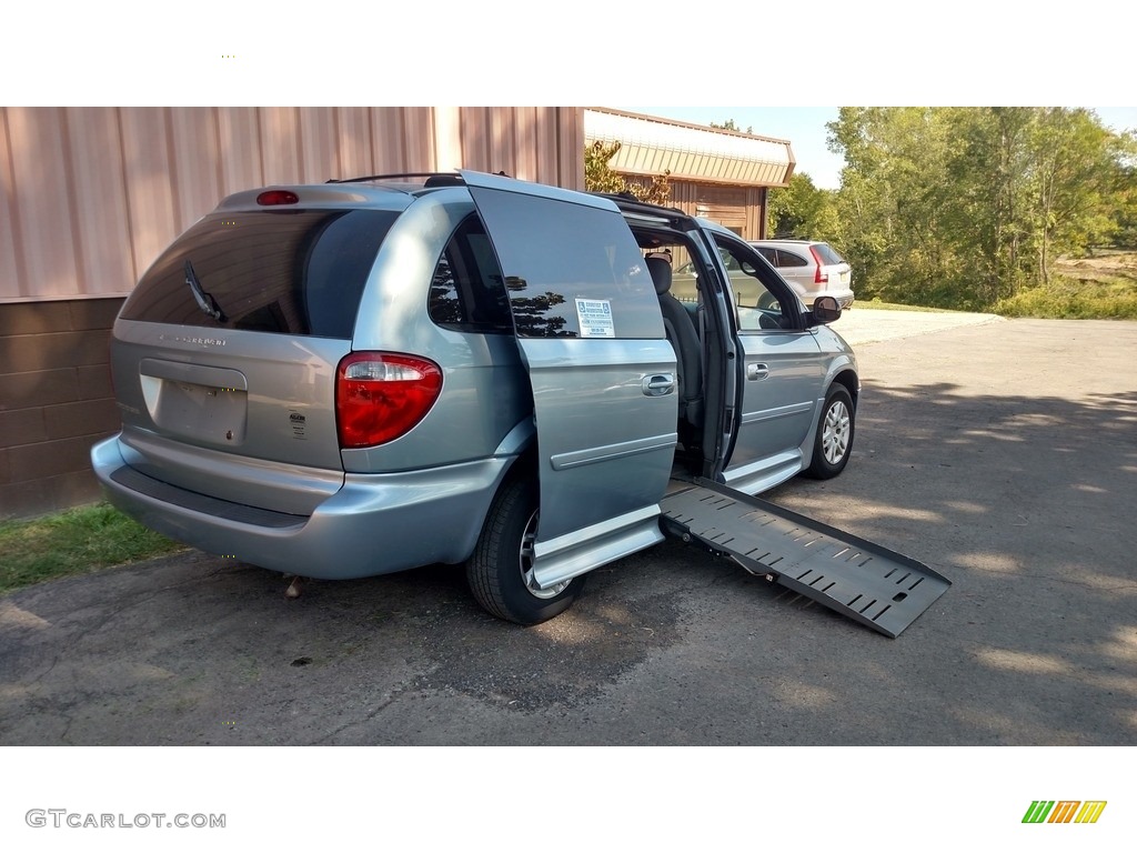 2005 Grand Caravan SE - Butane Blue Pearl / Medium Slate Gray photo #1