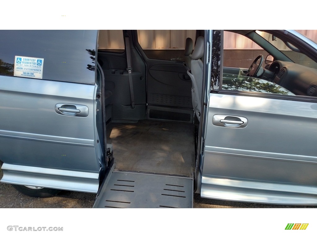2005 Grand Caravan SE - Butane Blue Pearl / Medium Slate Gray photo #13