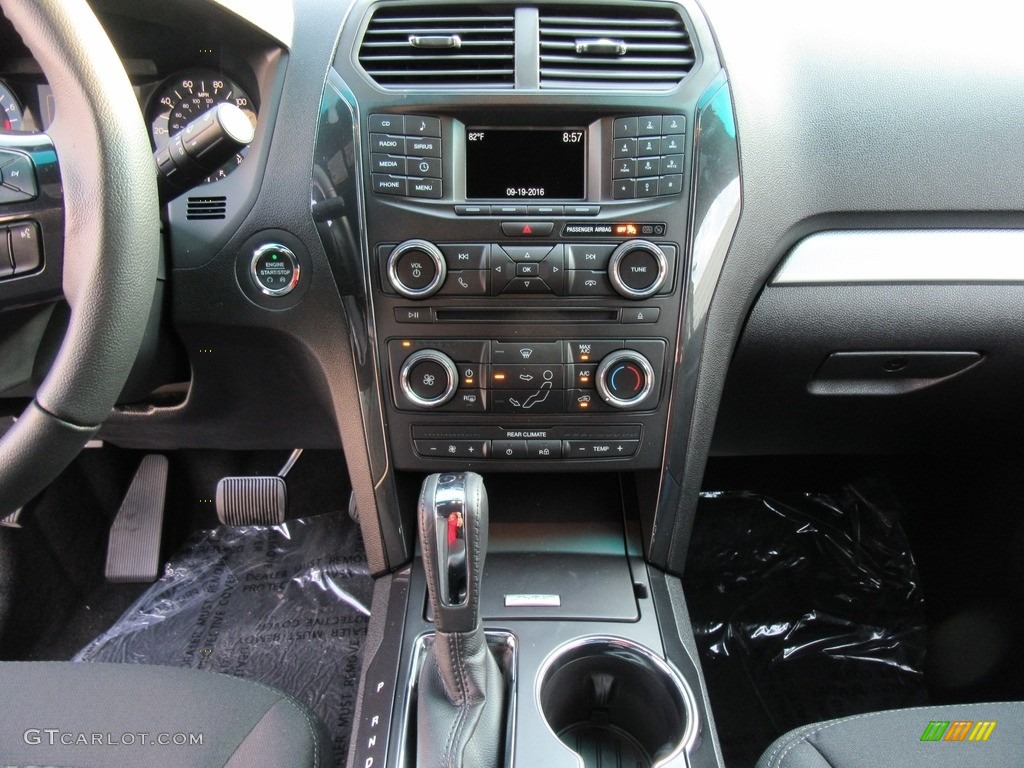 2017 Explorer XLT - White Gold / Ebony Black photo #24