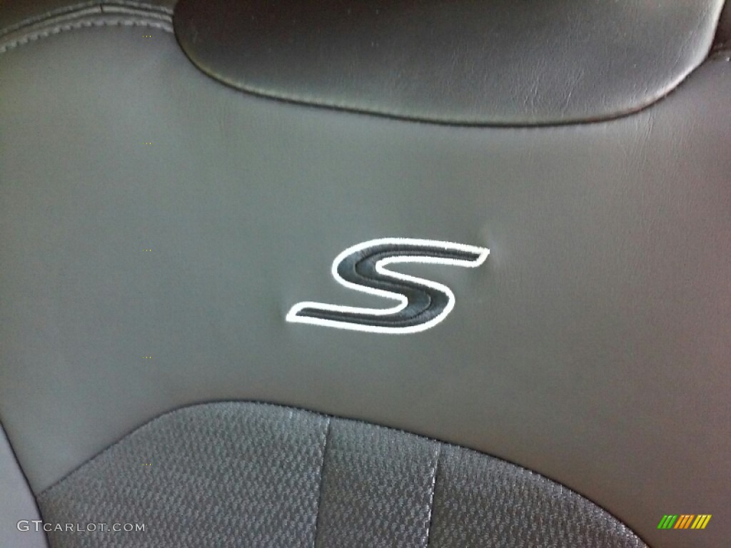 2017 Chrysler 200 S Marks and Logos Photo #115862662