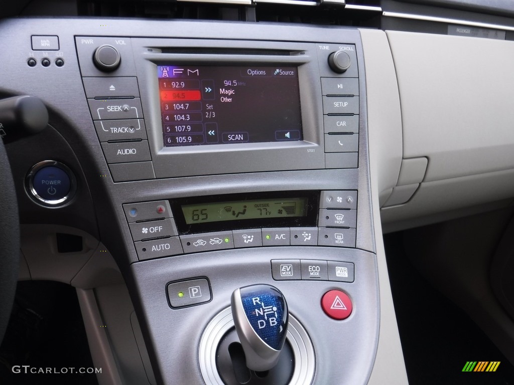 2015 Prius Two Hybrid - Barcelona Red Metallic / Bisque photo #15