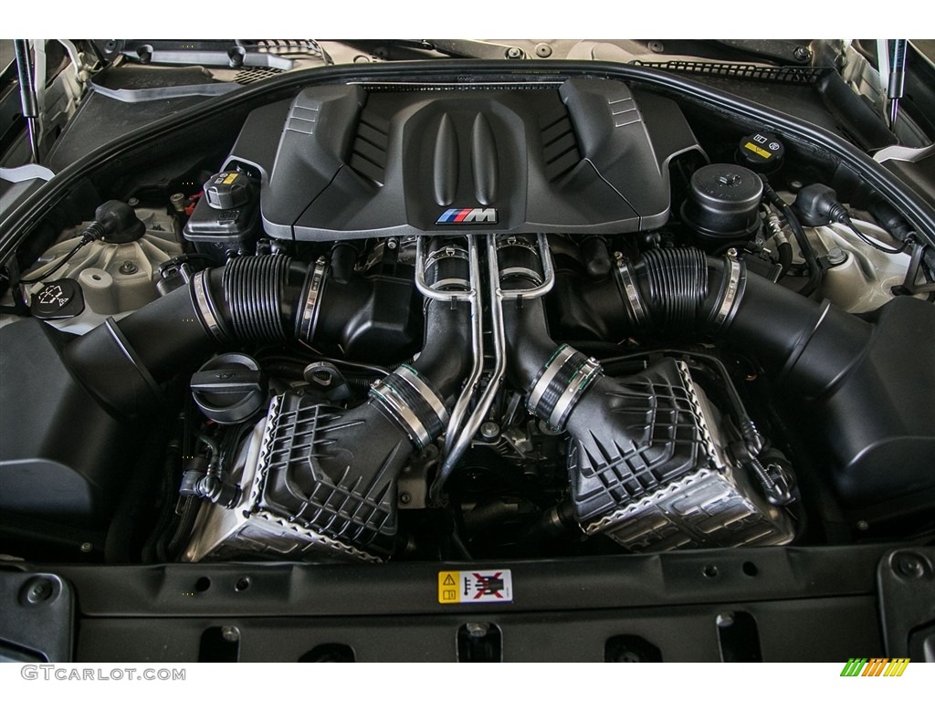 2016 BMW M5 Sedan Engine Photos