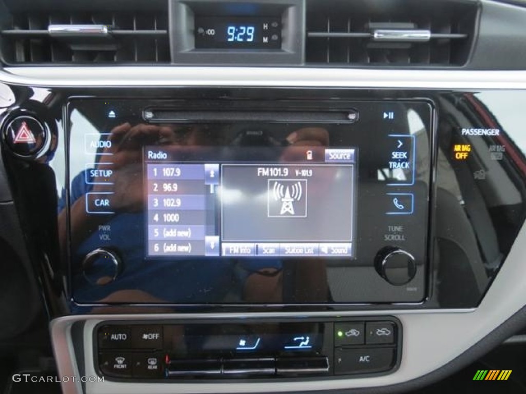 2017 Toyota Corolla LE Audio System Photos