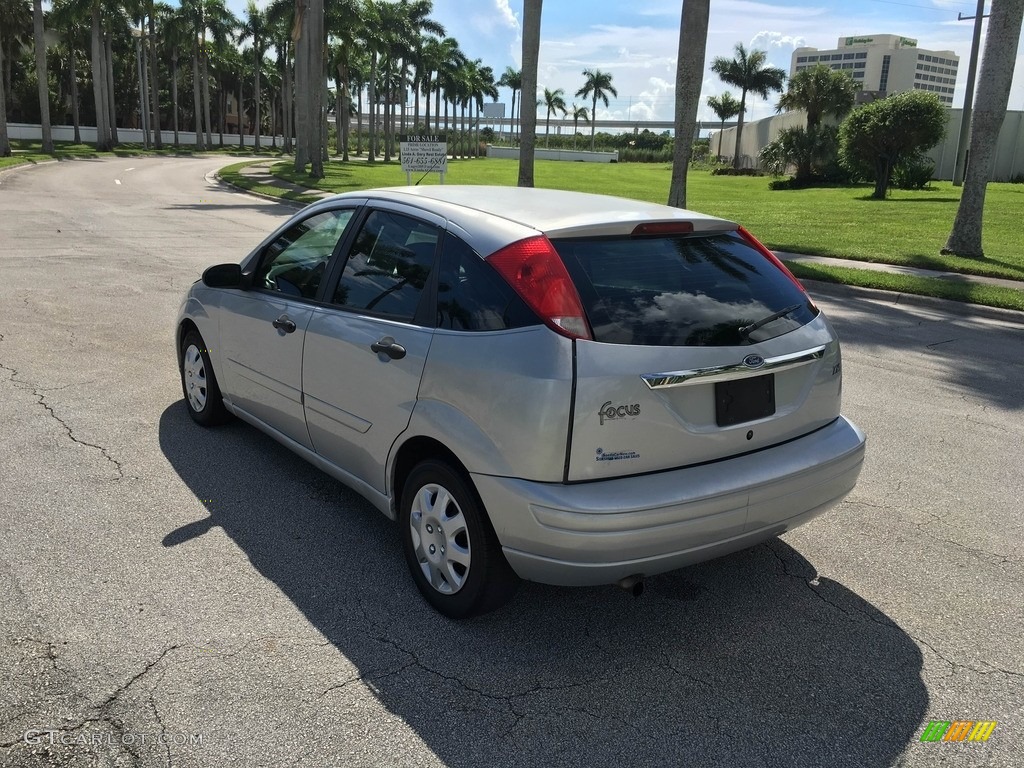 2002 Focus ZX5 Hatchback - CD Silver Metallic / Medium Graphite photo #3