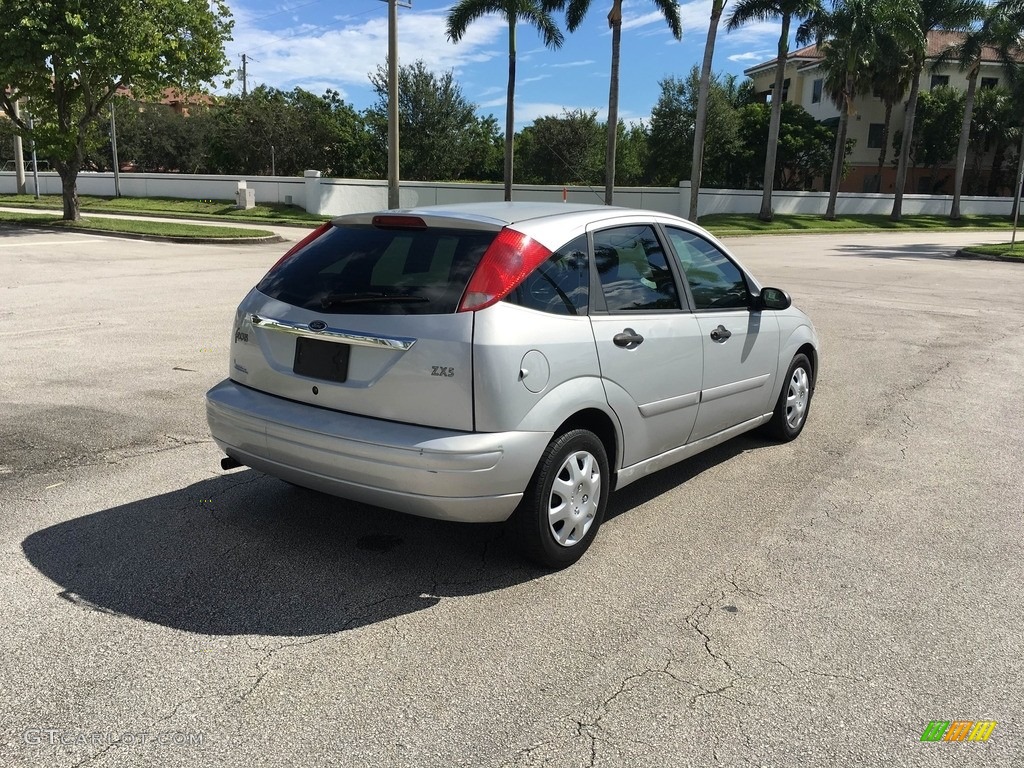 2002 Focus ZX5 Hatchback - CD Silver Metallic / Medium Graphite photo #5