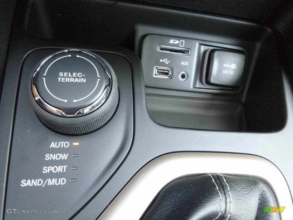 2017 Cherokee Latitude 4x4 - Granite Crystal Metallic / Black photo #17