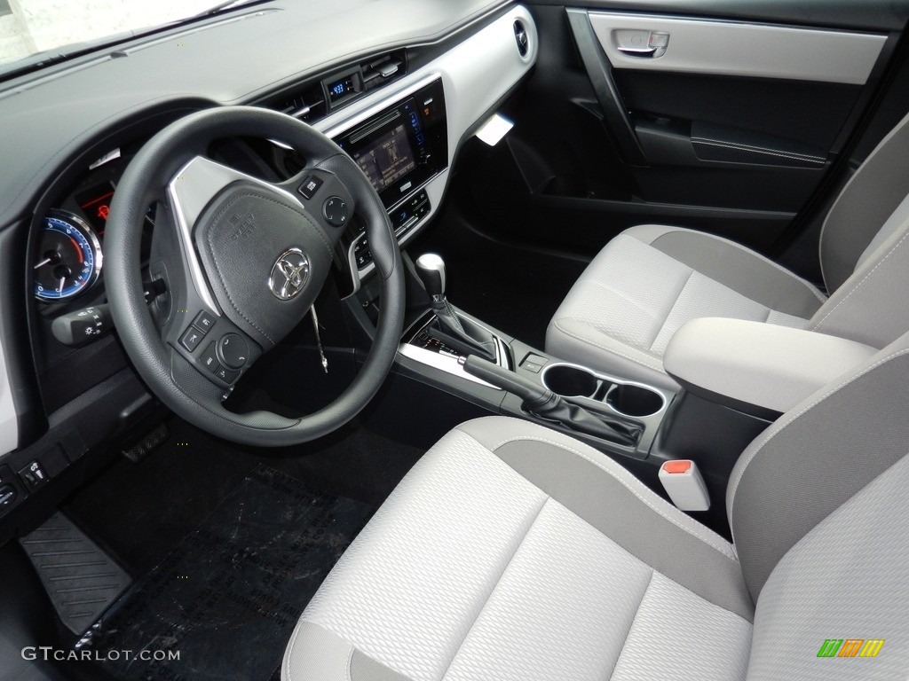 2017 Corolla LE - Classic Silver Metalic / Ash Gray photo #3