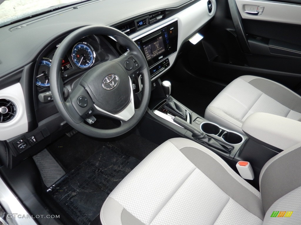 2017 Corolla LE - Classic Silver Metalic / Ash Gray photo #4