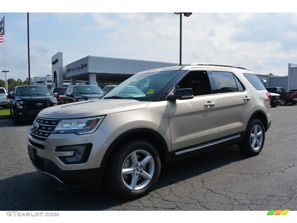 2017 Explorer XLT 4WD - White Gold / Medium Light Camel photo #3