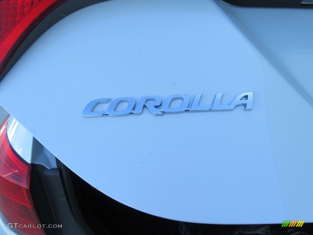 2017 Toyota Corolla XLE Marks and Logos Photo #115988402