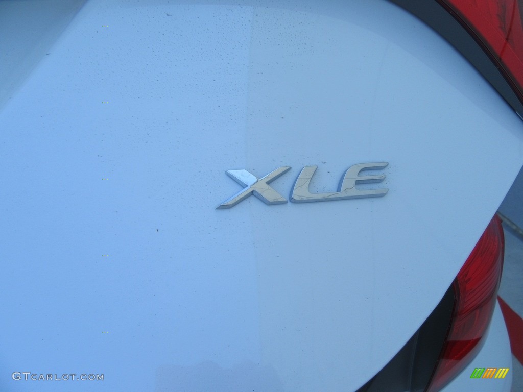 2017 Toyota Corolla XLE Marks and Logos Photos